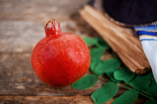תמונה לראש השנה - פרי רימון ואלמנטים נוספים לראש השנה