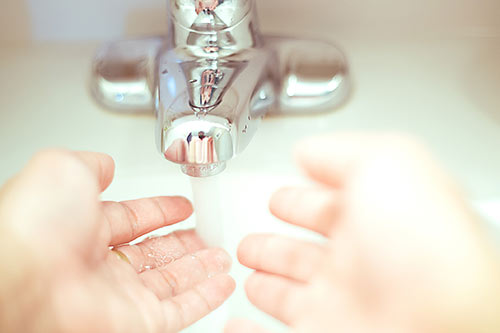 נטילת ידיים במים אחרונים מול הברז