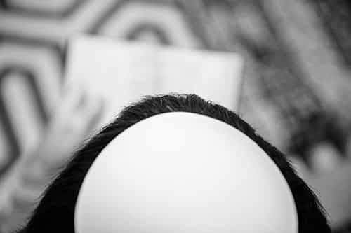 יהודי עם סידור קורא את תפילת הקדיש