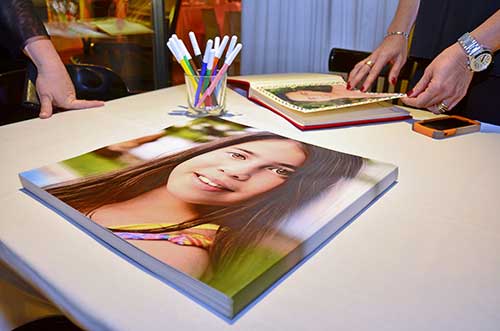 אלבום תמונות בת מצווה בכניסה לאירוע