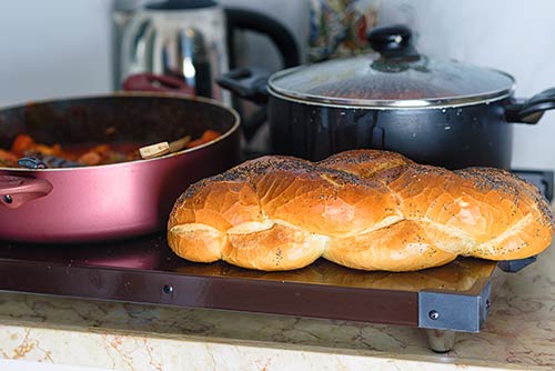 פלטת שבת עם שני סירי תבשילים וחלת שבת